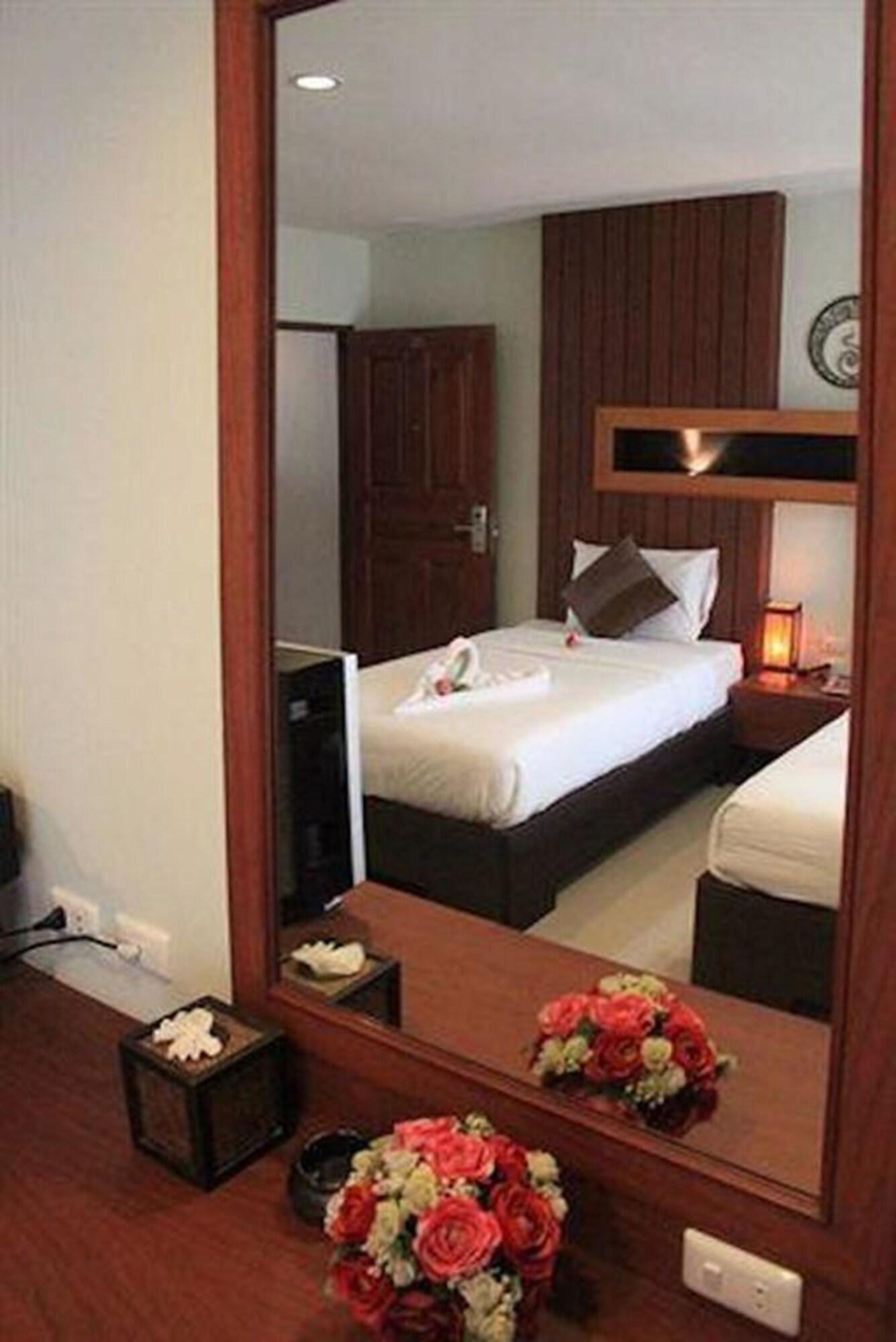 Deva Suites Patong Phuket Buitenkant foto